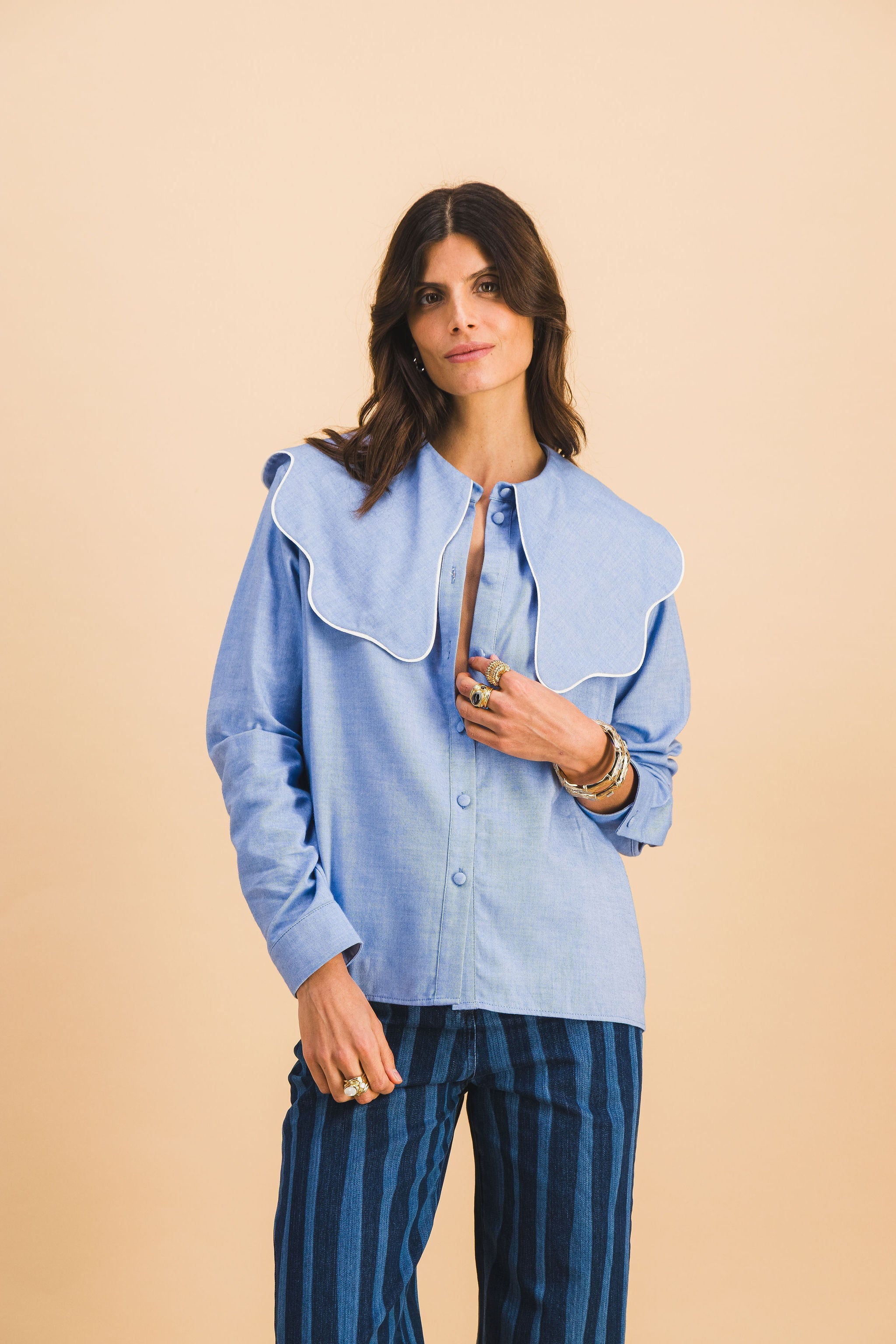 Camisa con cuello azul cielo