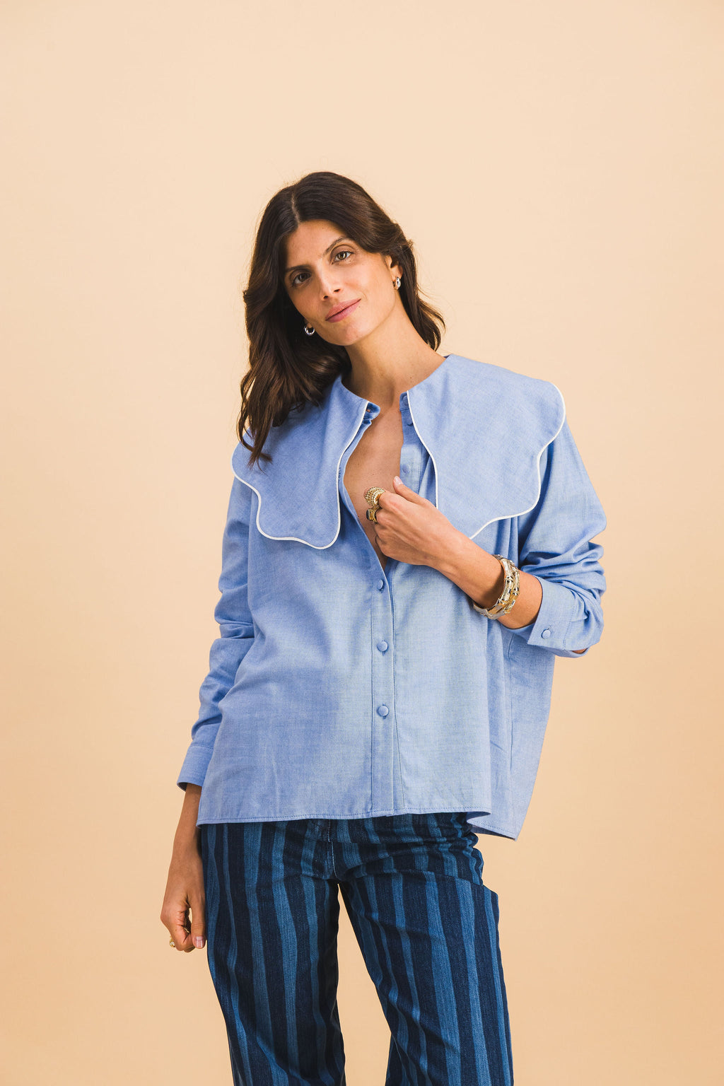 Camisa con cuello azul cielo
