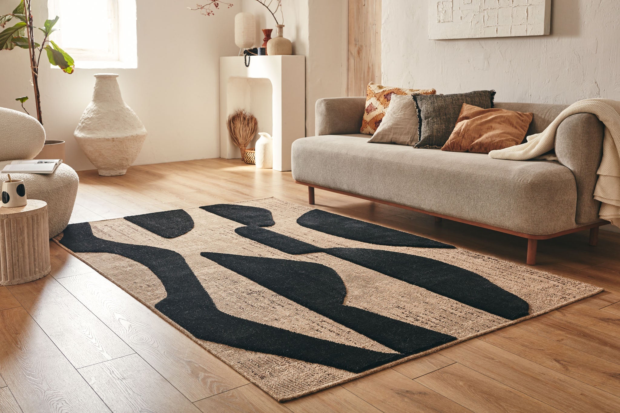 Natural rug with black relief pattern: PAL9489NOI PALMA