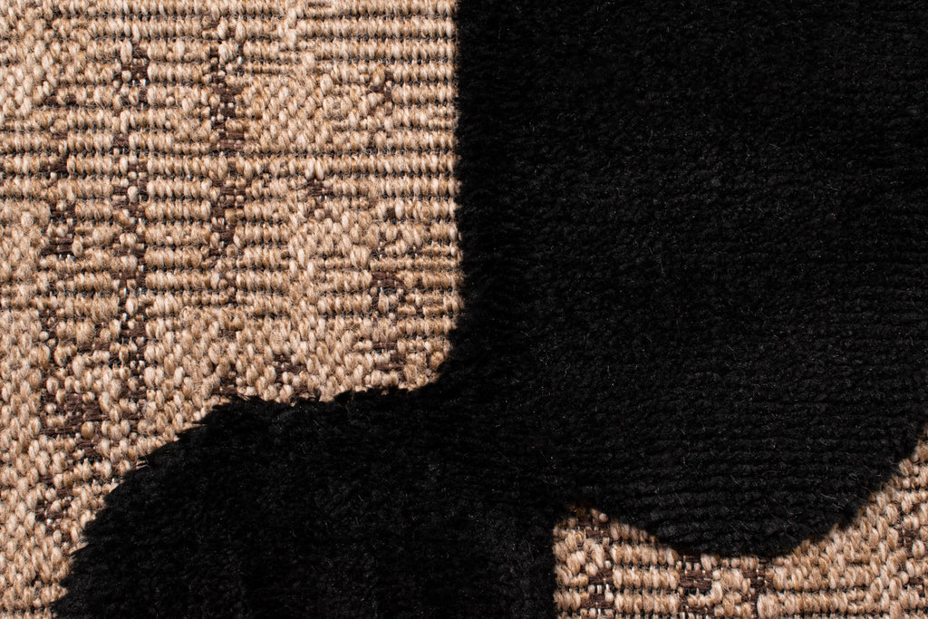 Natural rug with black relief pattern: PAL9489NOI PALMA
