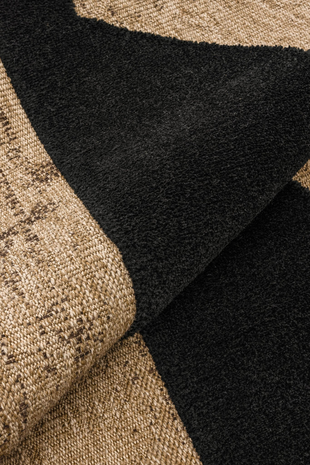 Natural rug with black relief pattern: PAL9489NOI PALMA