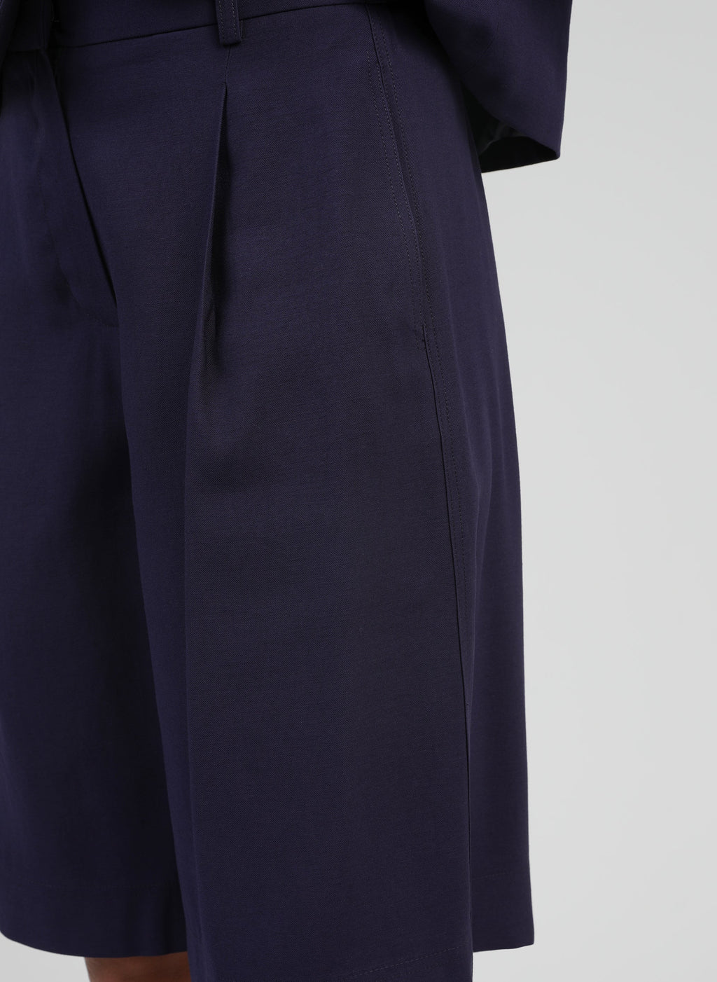 An'ge – Bermuda Pasky Marine, weite marineblaue Hose an einem Model, Seitenansicht