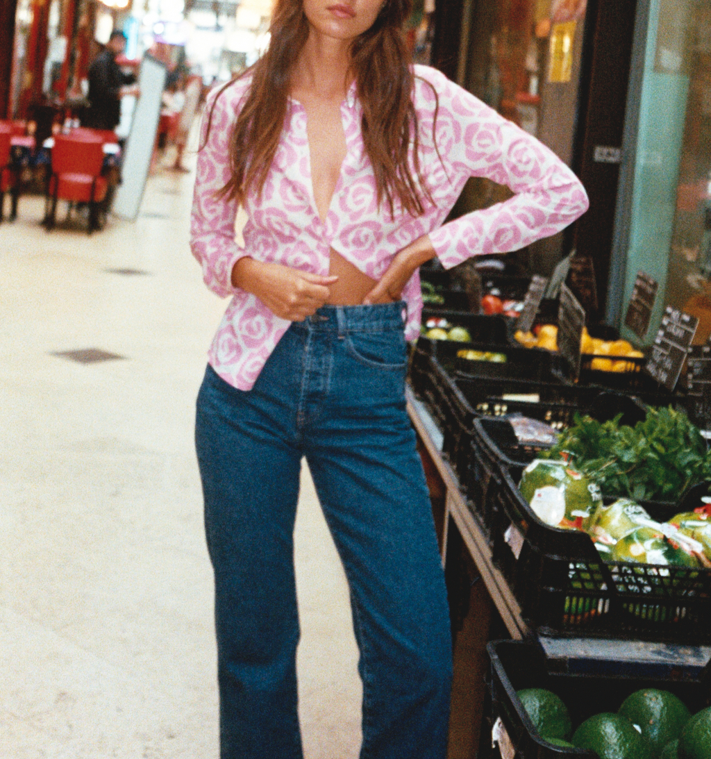 Camisa rosa y rosas