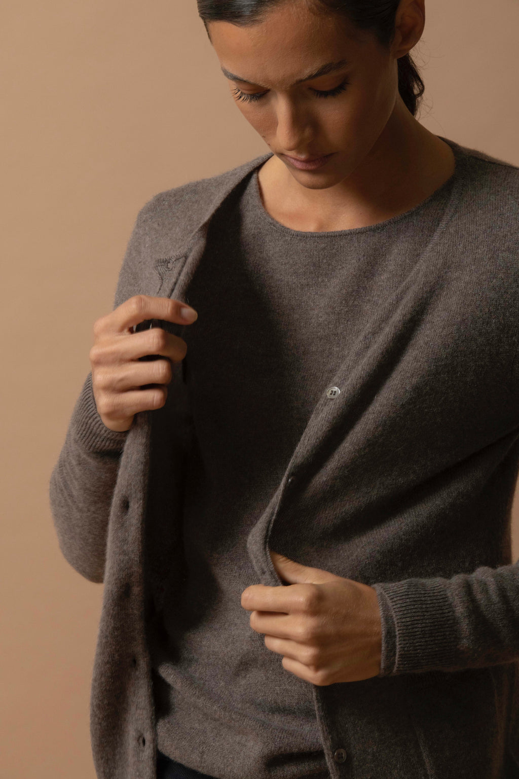 Round Neck Cardigan - Amy - Mottled Taupe