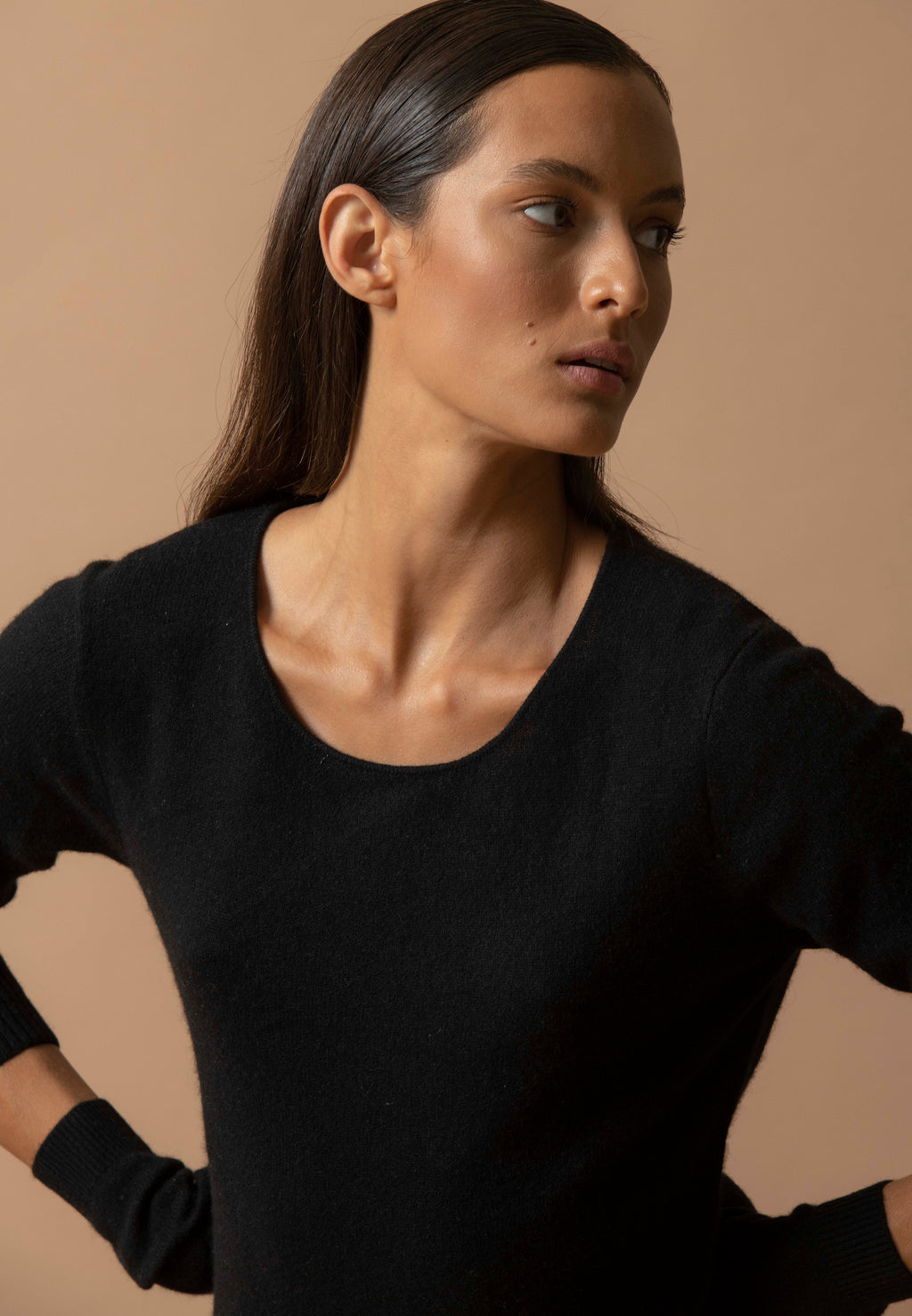 Sukienka z okrągłym dekoltem Molli - Czarna