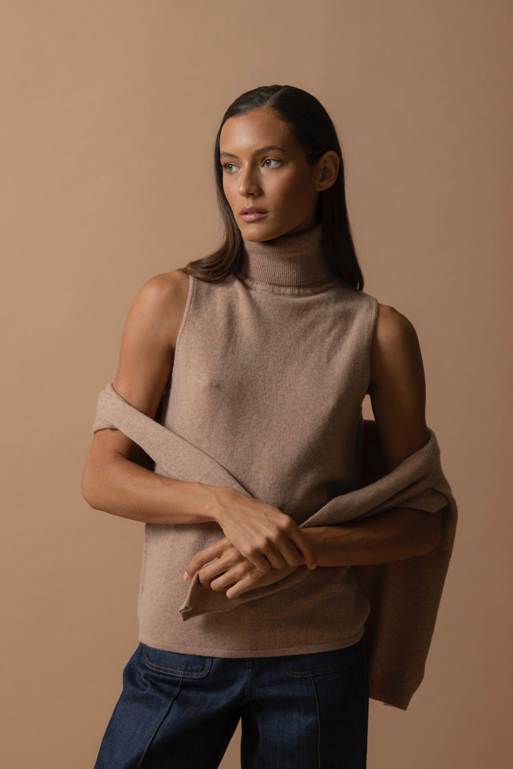 Ærmeløs Rullekravestrik Mary - Meleret Camel