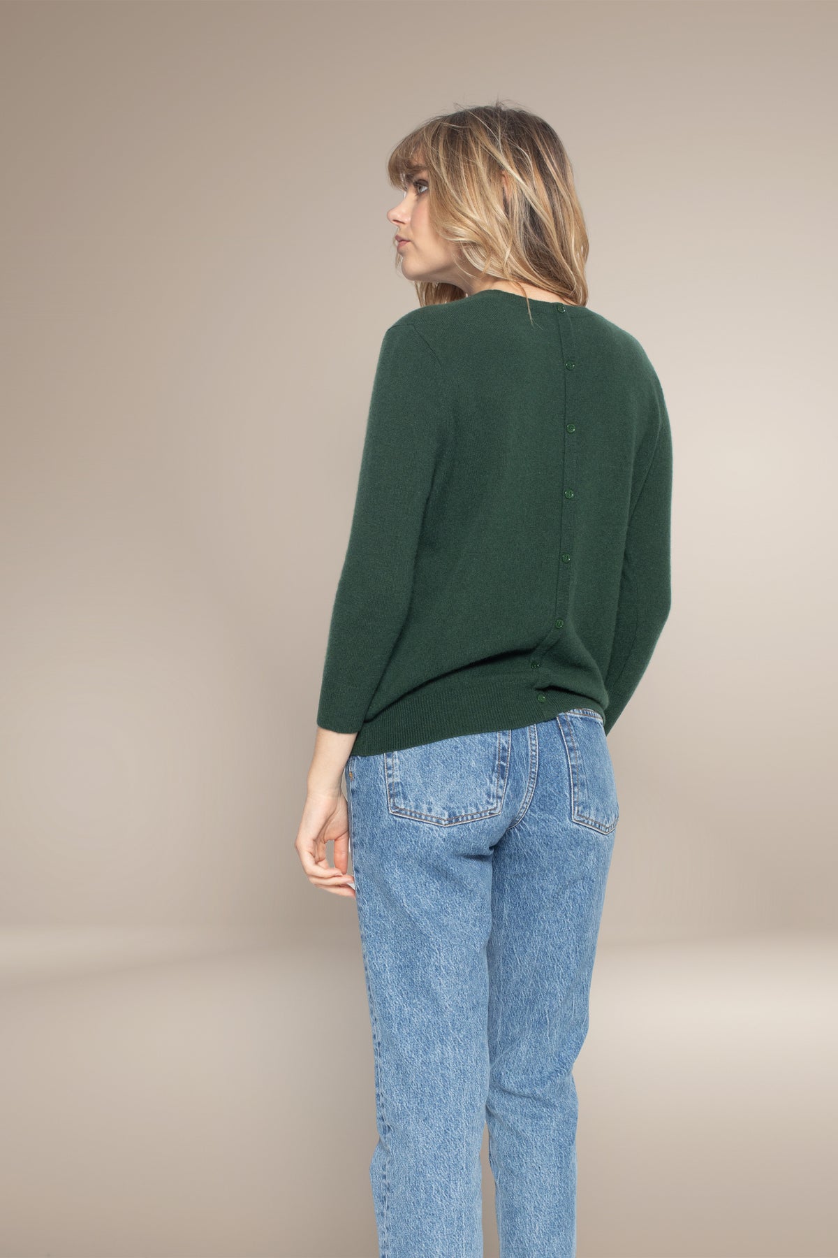 Sweter z Okrągłym Dekoltem Zapinany na Plecach Vanessa - Cyprysowa Zieleń