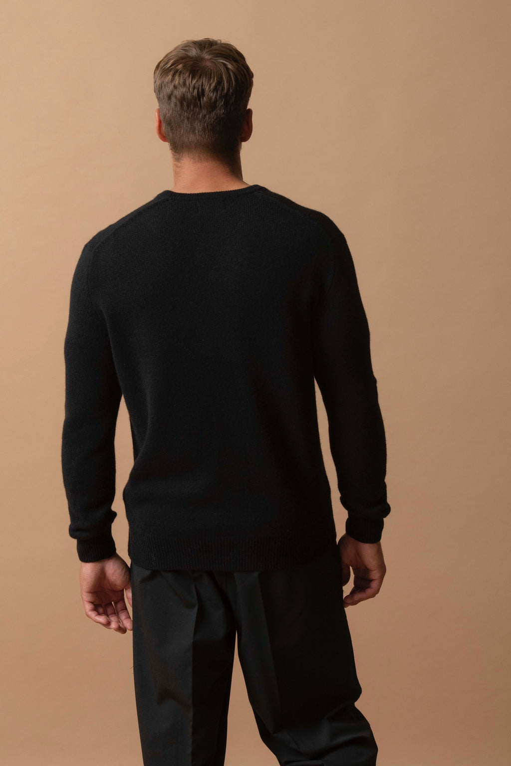 Sweter z Dekoltem w Serek z 4 Nitek Enzo - Czarny