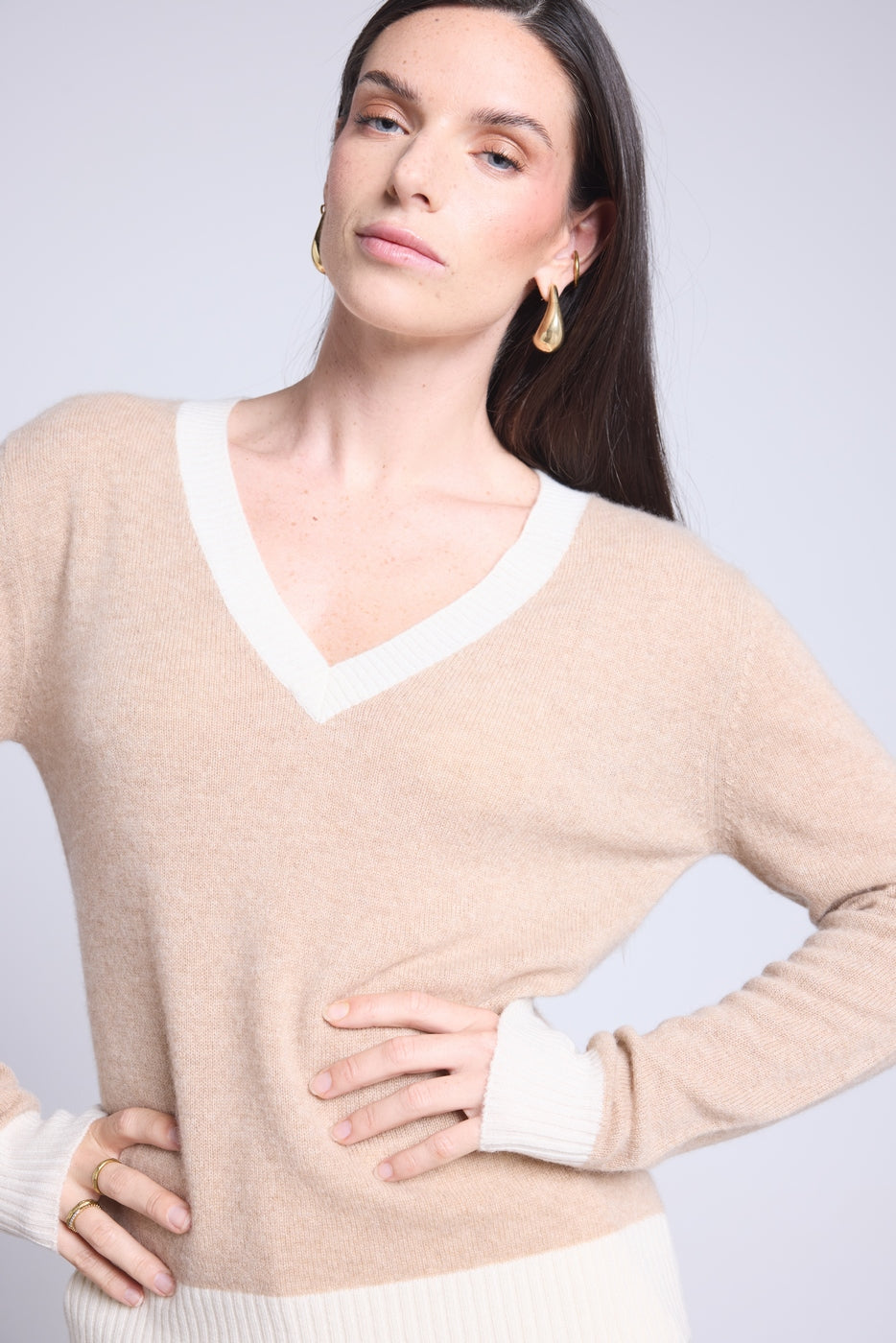V-Ringad Ribbstickad Tröja Färg Perla - Beige Gräddvit - Dam - 100% Kashmir
