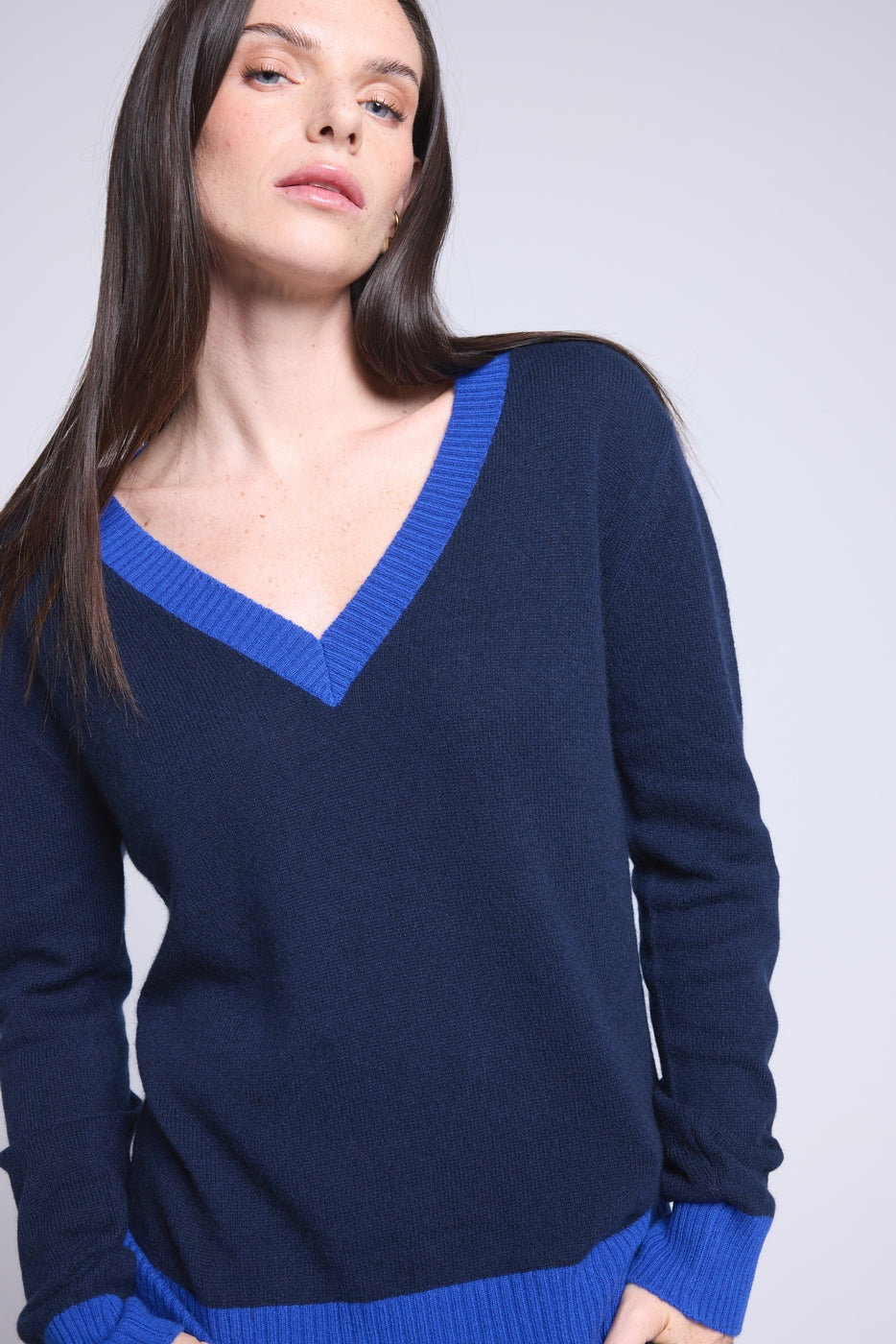 Ribstrikket V-halset sweater Perla - Marineblå Kongeblå - Dame - 100% kashmir