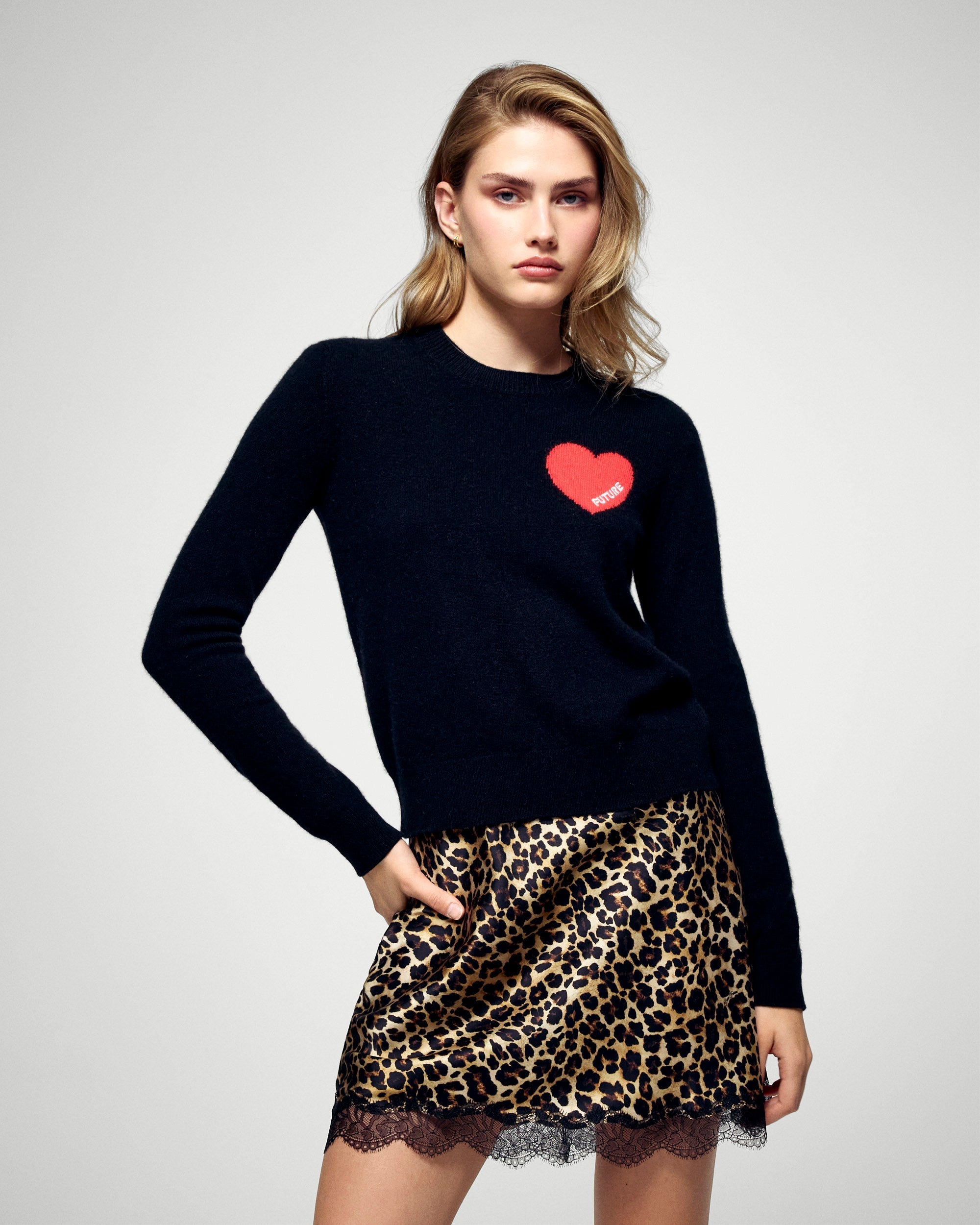 #label: Selaa mesure 1,73m et porte une taille S