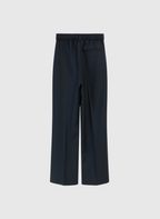 An'ge – Hose Philicia Marine, weite marineblaue Hose, Rückansicht, auf hellgrauem Hintergrund
