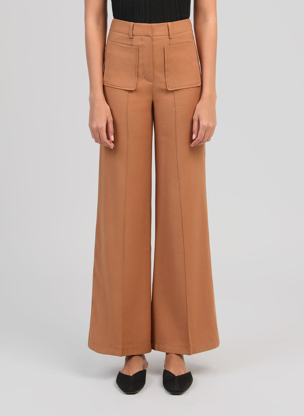 An'ge – Pantalon Philizia Daim, wijde lichtbruine broek gedragen door een model, vooraanzicht