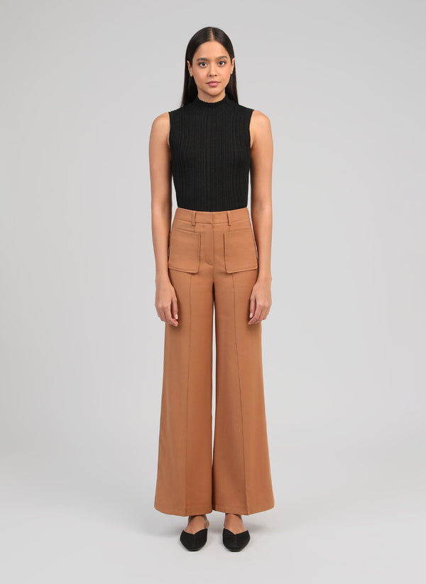 An'ge – Pantalon Philizia Daim, model in een zwarte top en een bruine broek, vooraanzicht