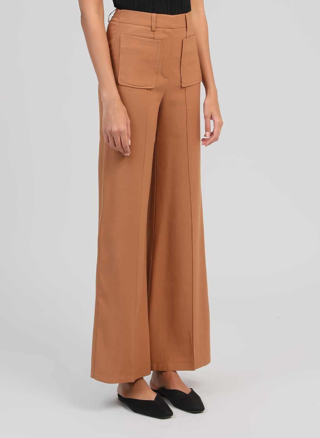 An'ge – Pantalon Philizia Daim, lichtbruine broek gedragen door een model, zijaanzicht