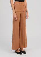 An'ge – Pantalon Philizia Daim, lichtbruine broek gedragen door een model, zijaanzicht