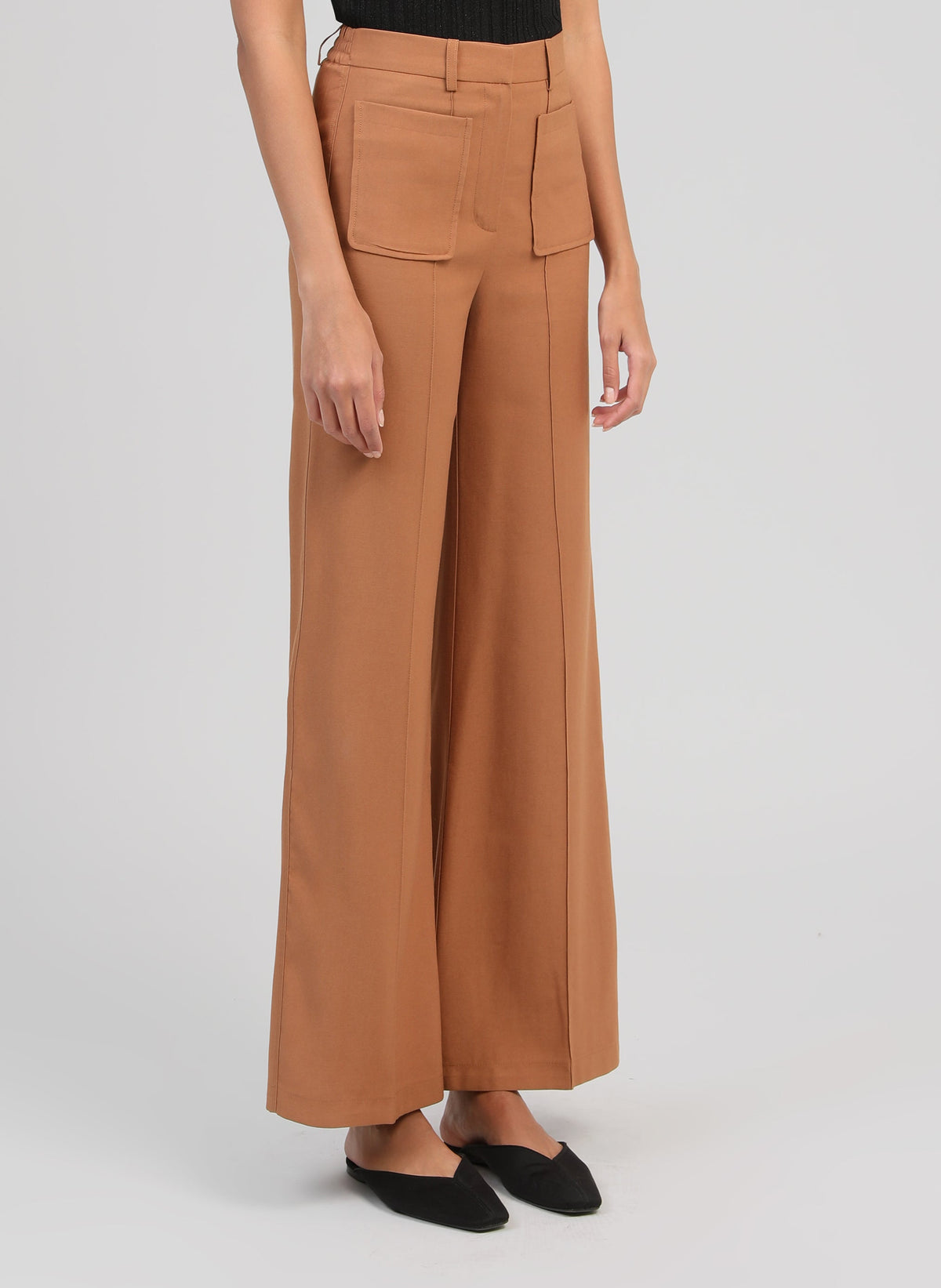 An'ge – Pantalon Philizia Daim, lichtbruine broek gedragen door een model, zijaanzicht