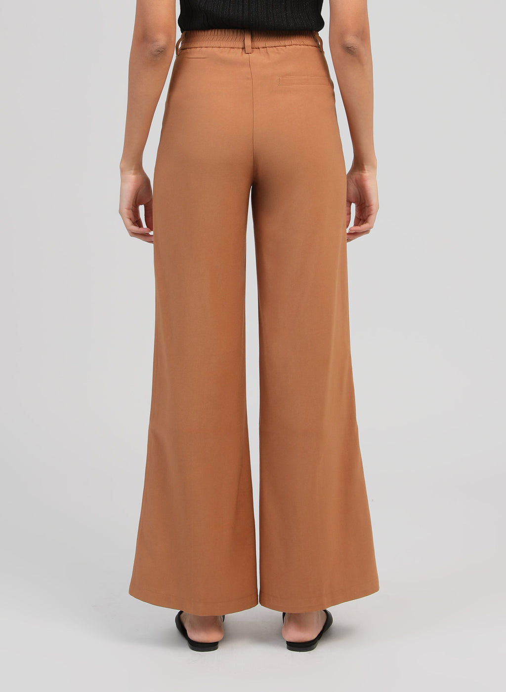 An'ge – Pantalon Philizia Daim, wijde bruine broek gedragen door een model, achteraanzicht