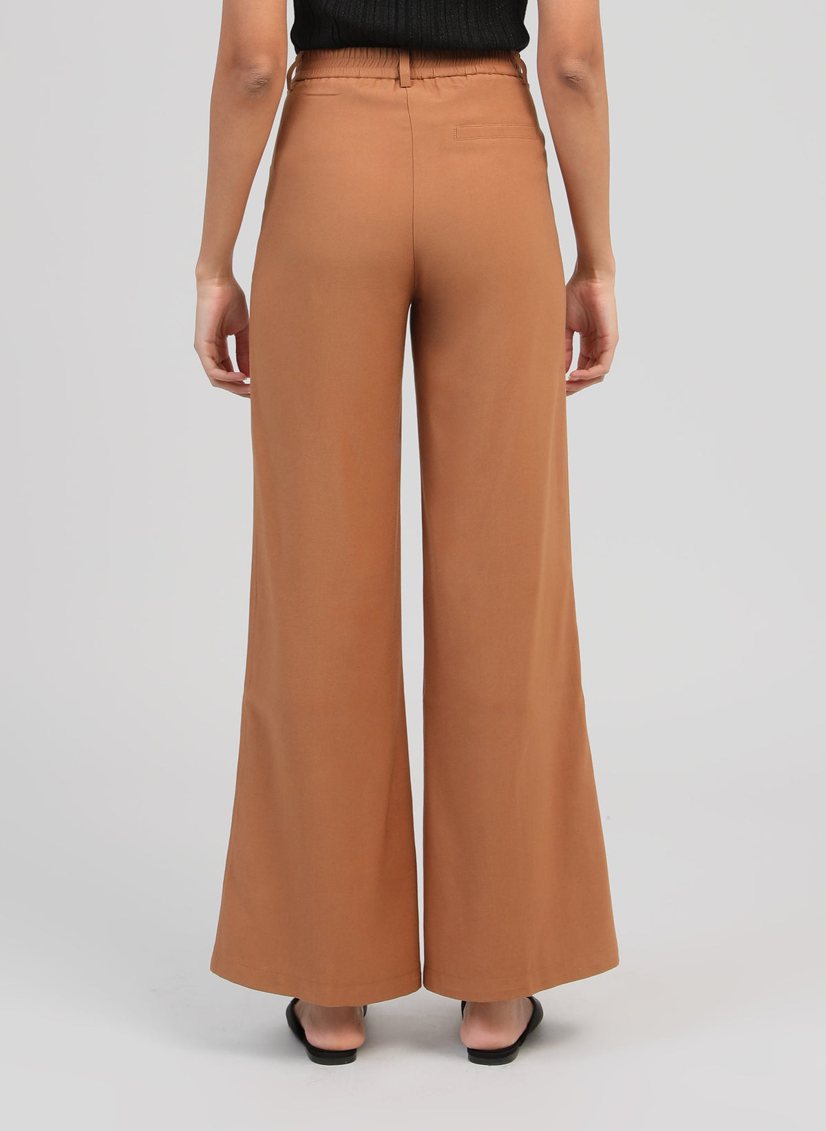 An'ge – Pantalon Philizia Daim, wijde bruine broek gedragen door een model, achteraanzicht