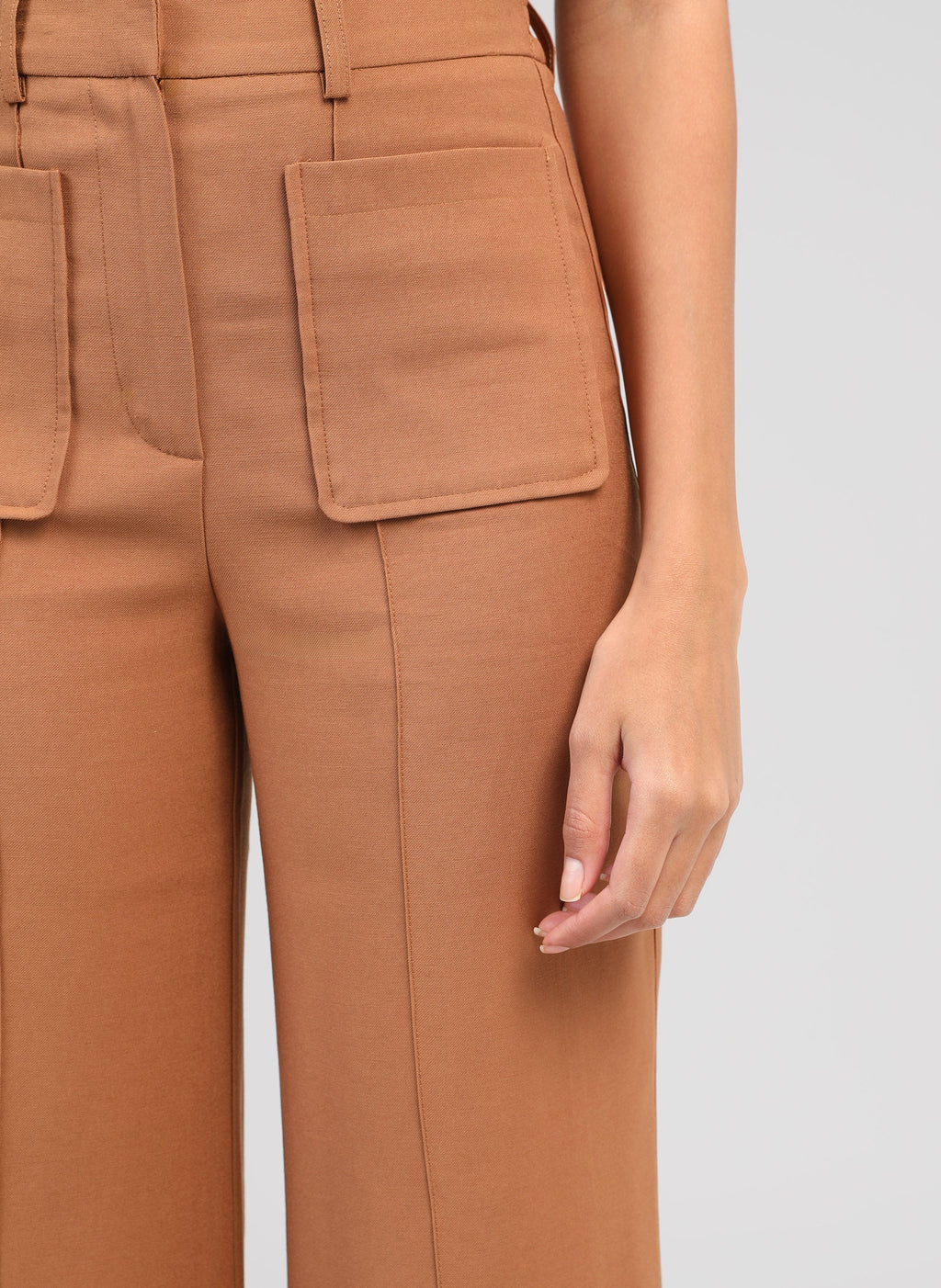 An'ge – Pantalon Philizia Daim, bruine broek gedragen door een model, met opgestikte zakken