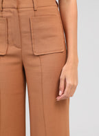 An'ge – Pantalon Philizia Daim, bruine broek gedragen door een model, met opgestikte zakken