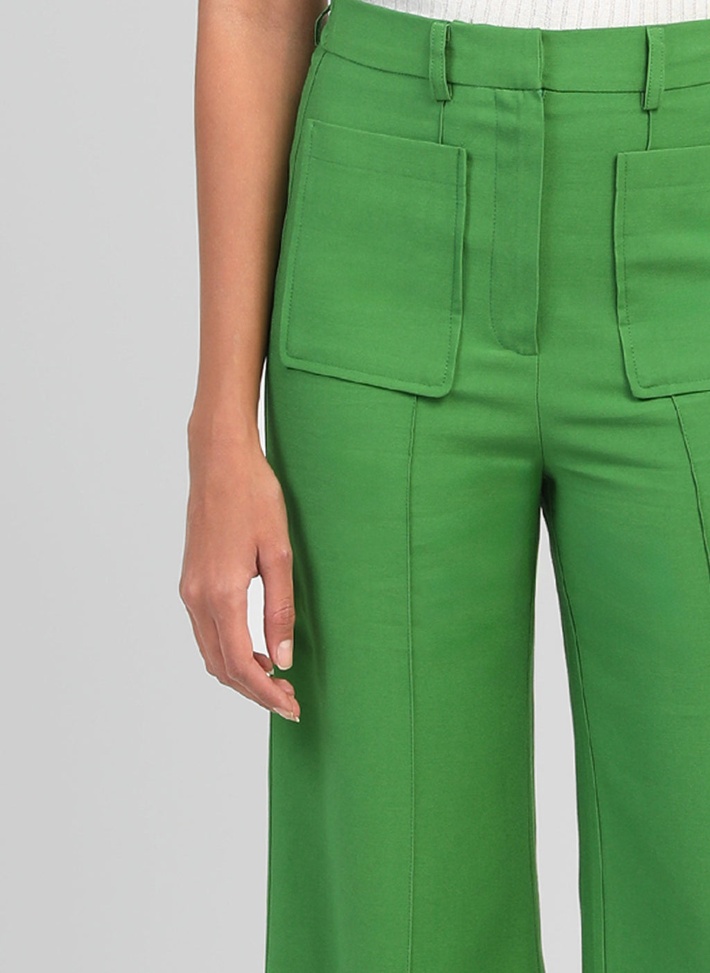 An'ge – Hose Philizia Pomme, grüne Hose mit aufgesetzten Taschen, getragen von einem Model