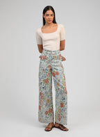 An'ge – Pantalon Phionaly Bleu, modell i en beige ribbstickad topp och blommiga vida byxor