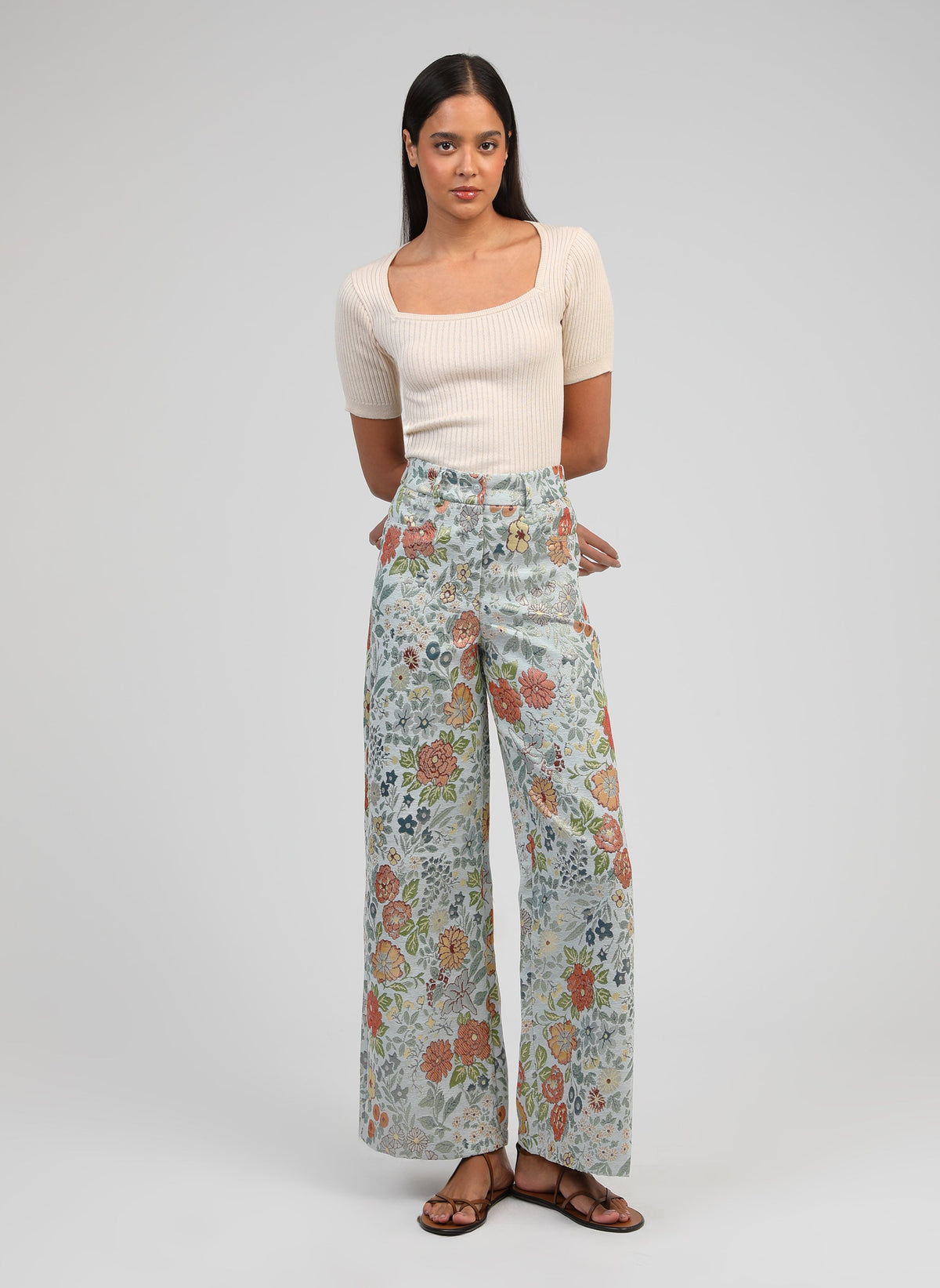 An'ge – Pantalon Phionaly Bleu, modell i en beige ribbstickad topp och blommiga vida byxor
