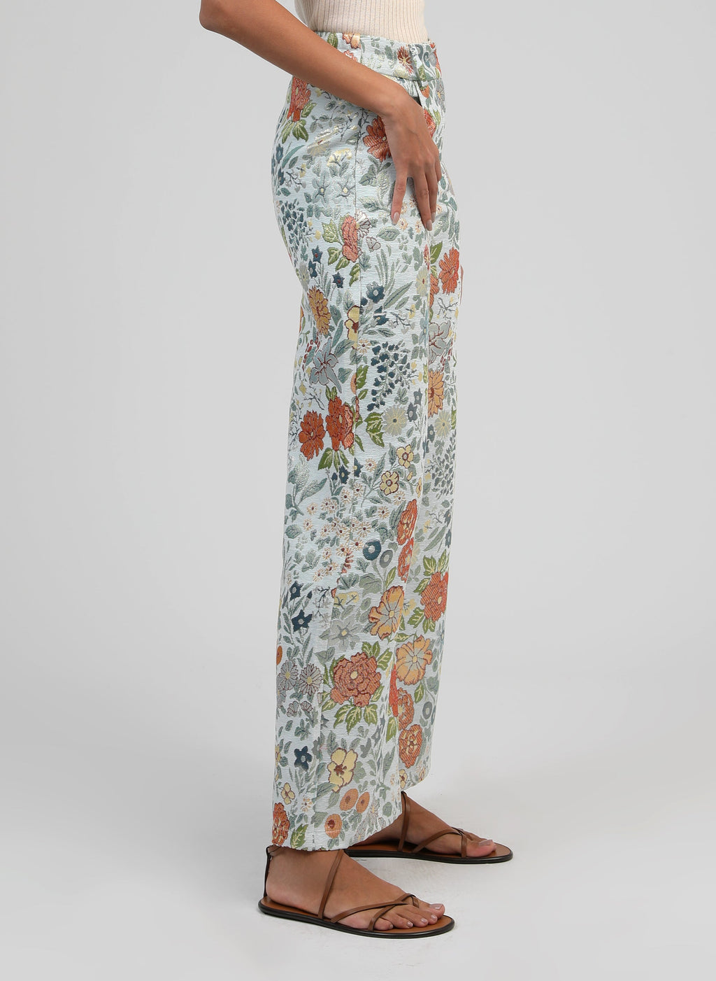 An'ge – Pantalon Phionaly Bleu, blommiga byxor burna av en modell, i profil