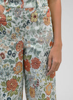 An'ge – Pantalon Phionaly Bleu, blommiga byxor burna av en modell, framifrån, färgglatt blommönster