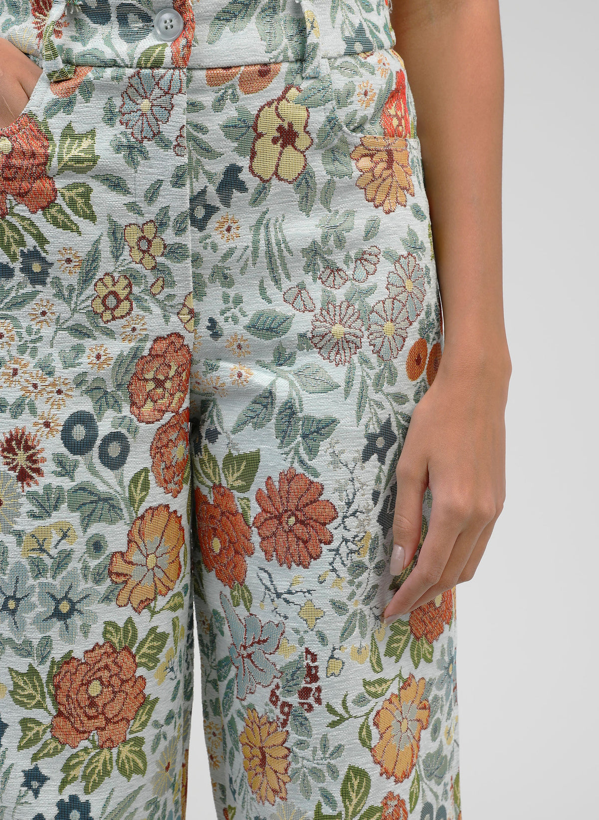 An'ge – Pantalon Phionaly Bleu, blommiga byxor burna av en modell, framifrån, färgglatt blommönster