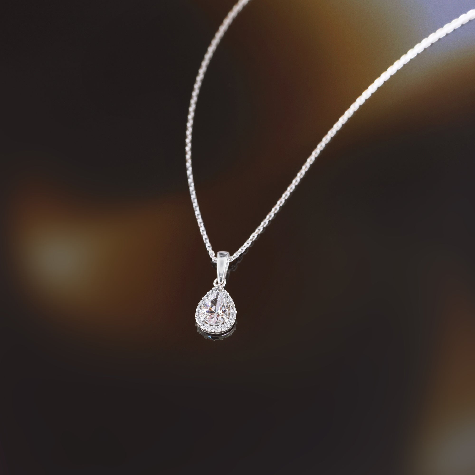 Colgante “Gota Brillante” Oro blanco 375/1000 y Circonio