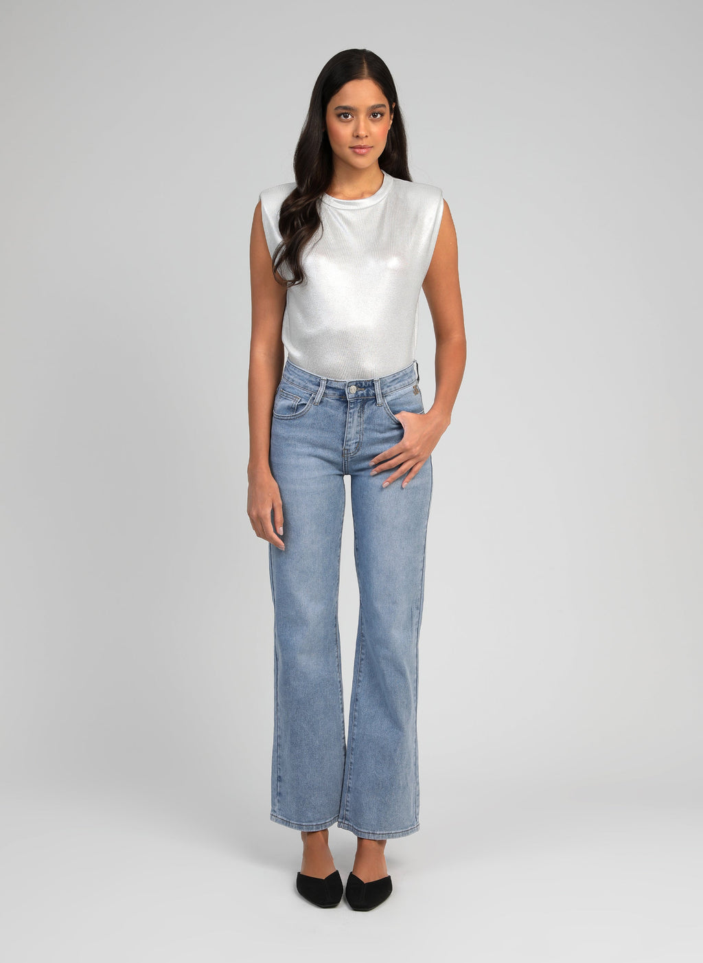 An'ge – Pantalon Pipoche Bleu Ciel, modelka ubrana w srebrny top i jasnoniebieskie jeansy, widok z przodu