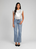 An'ge – Pantalon Pipoche Bleu Ciel, modelka ubrana w srebrny top i jasnoniebieskie jeansy, widok z przodu