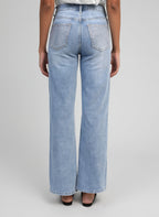 An'ge – Pantalon Pipoche Bleu Ciel, jasnoniebieskie jeansy noszone przez modelkę, widok z tyłu