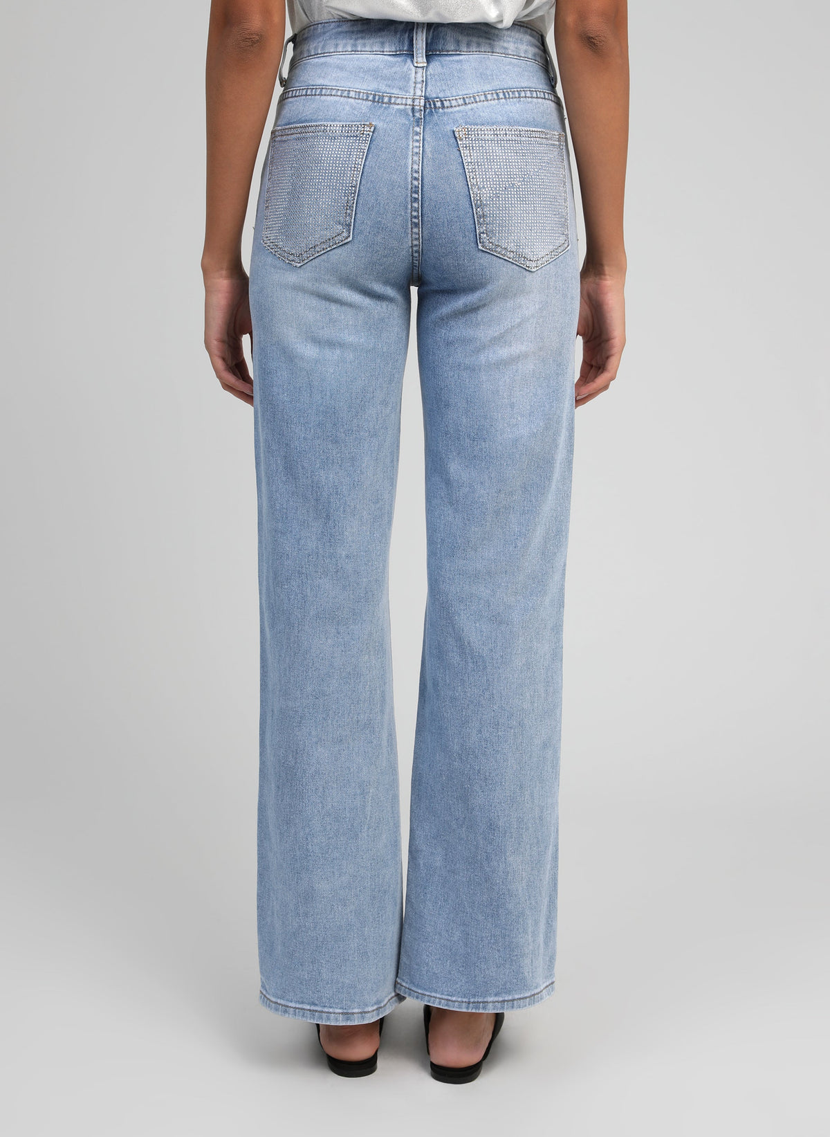 An'ge – Pantalon Pipoche Bleu Ciel, jasnoniebieskie jeansy noszone przez modelkę, widok z tyłu