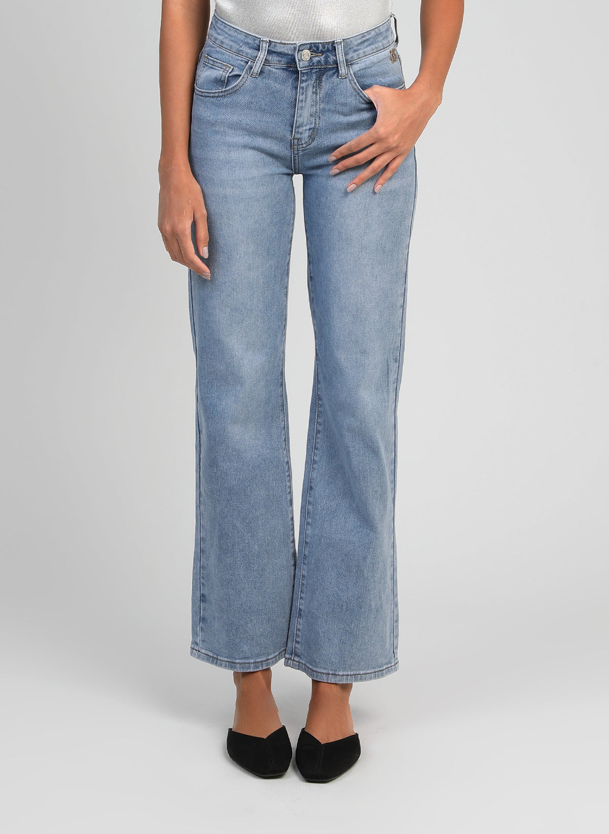 An'ge – Pantalon Pipoche Bleu Ciel, jasnoniebieskie rozszerzane jeansy noszone przez modelkę, widok z przodu