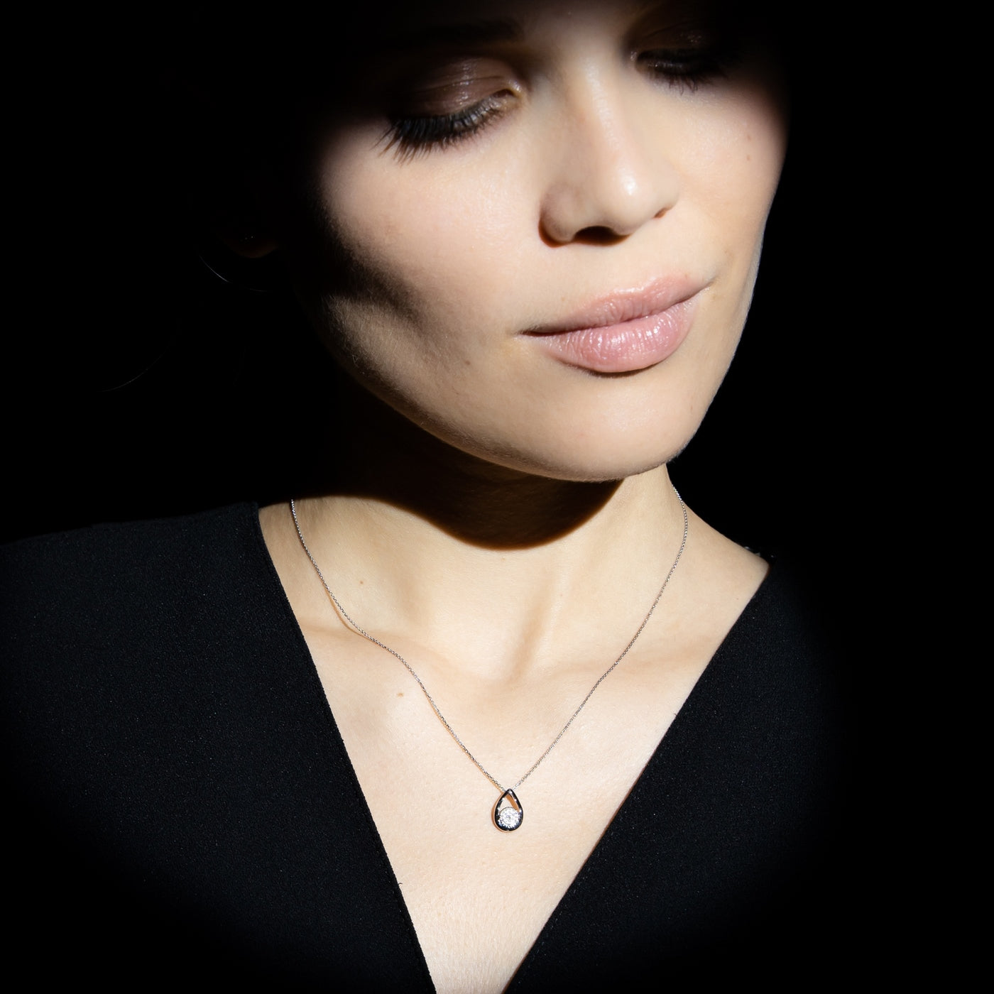 Colgante "Gota Suntuosa" D: 0.06Ct/19 - Oro blanco 375/1000