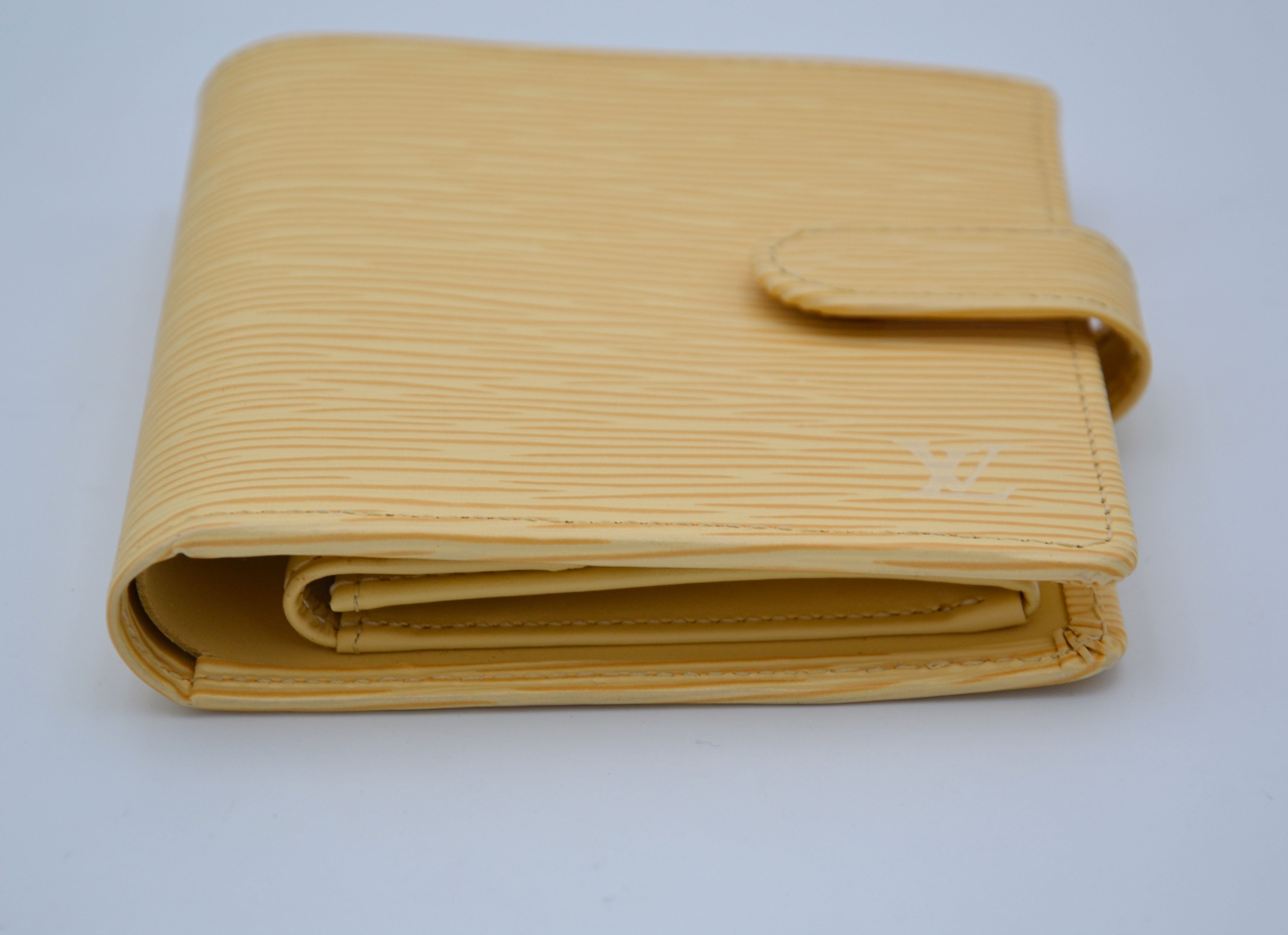 Cartera Louis Vuitton Compacta En Piel Epi Amarillo Pastel