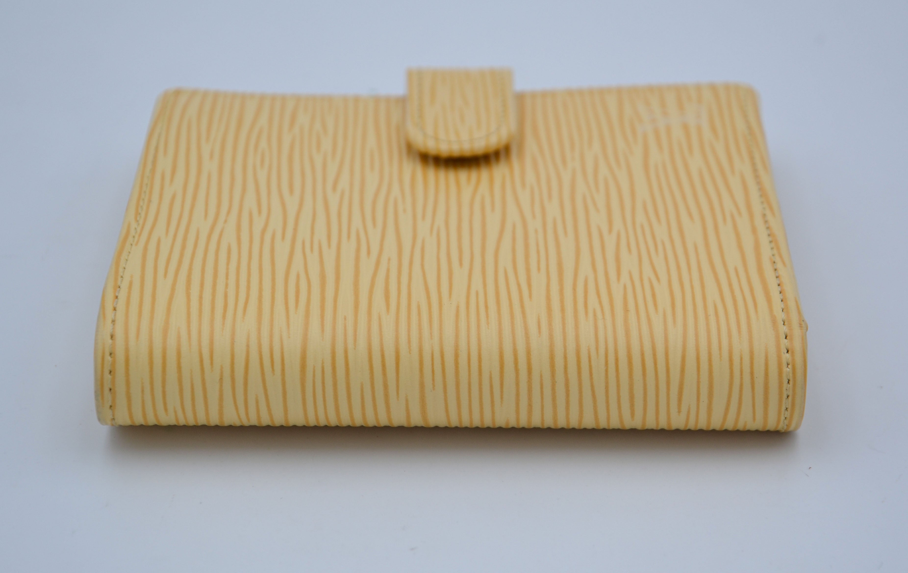 Cartera Louis Vuitton Compacta En Piel Epi Amarillo Pastel