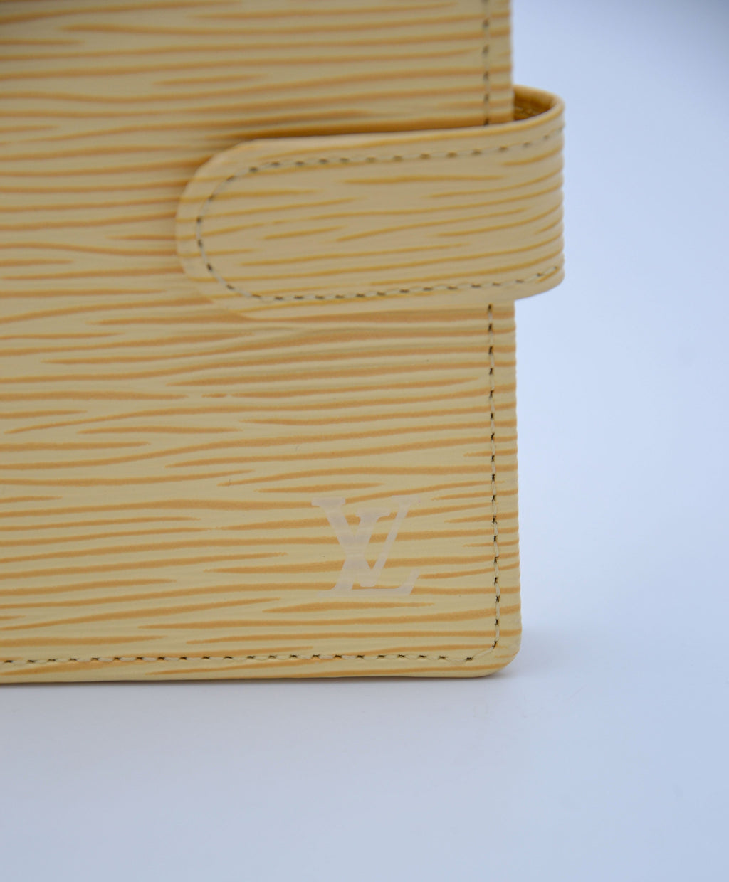 Cartera Louis Vuitton Compacta En Piel Epi Amarillo Pastel