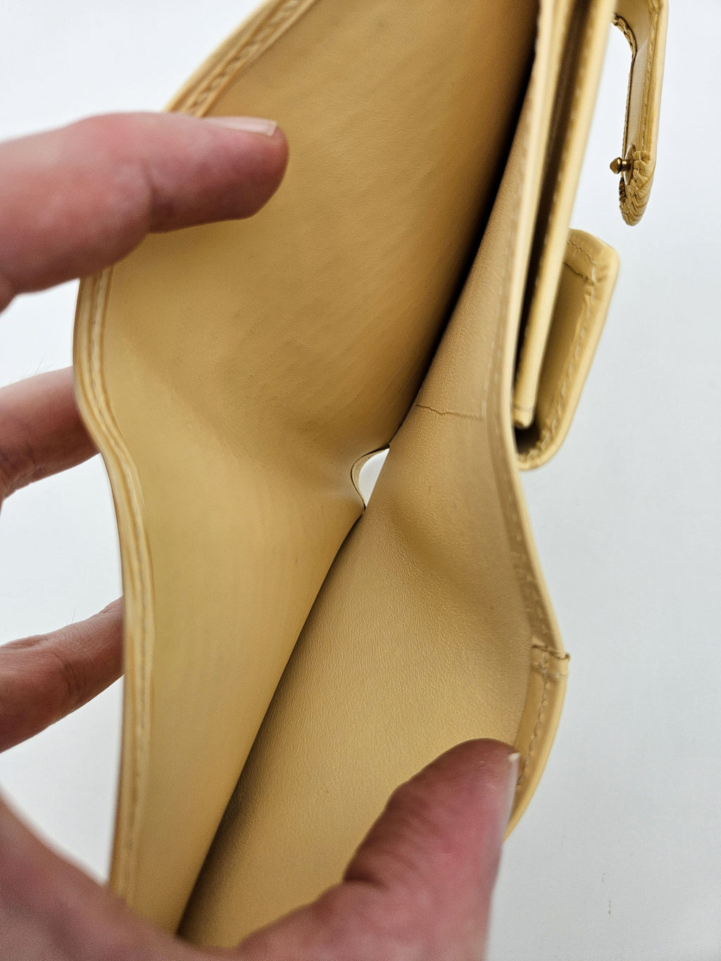 Cartera Louis Vuitton Compacta En Piel Epi Amarillo Pastel