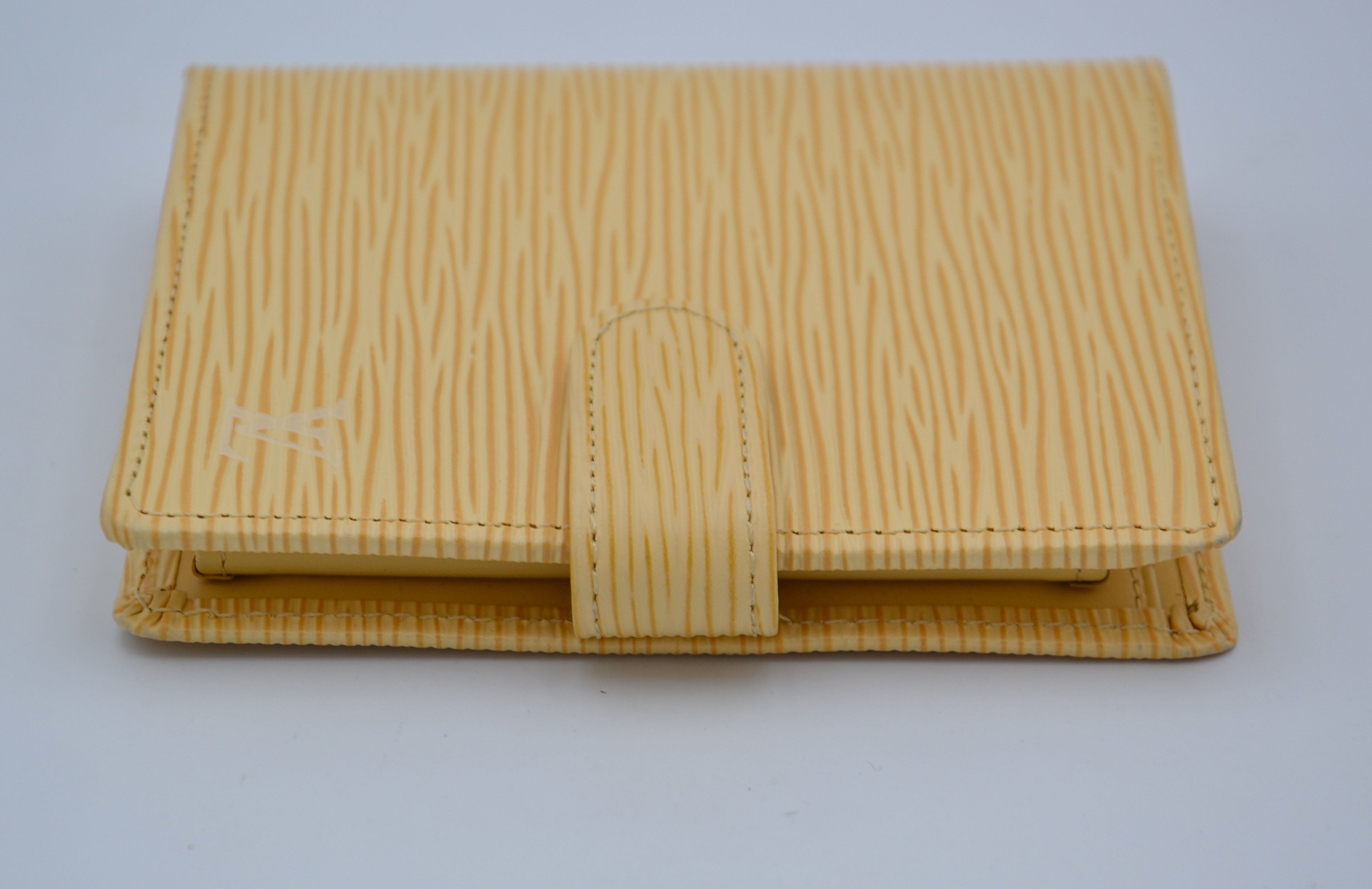 Cartera Louis Vuitton Compacta En Piel Epi Amarillo Pastel