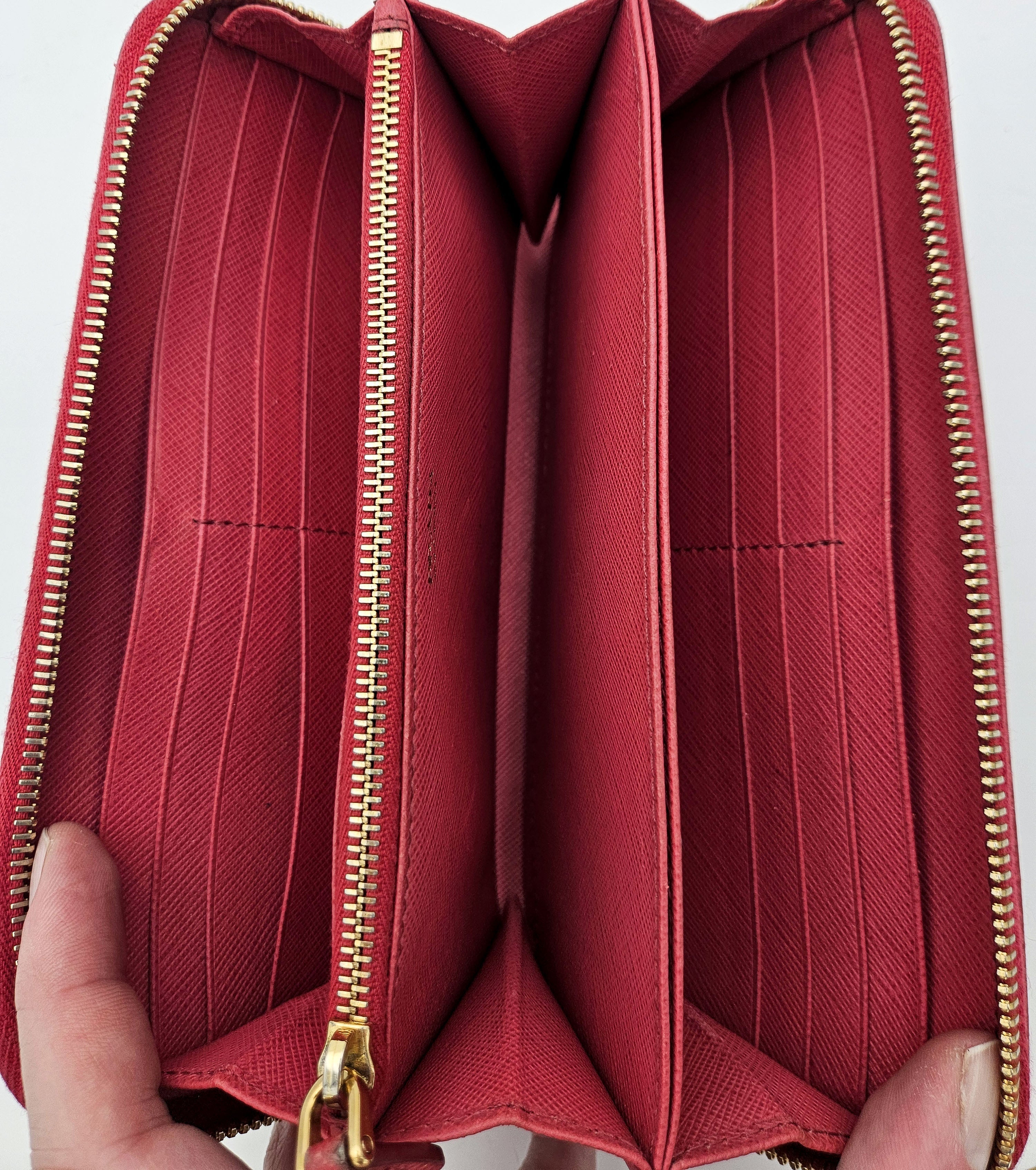 Cartera con cremallera Prada en piel Saffiano