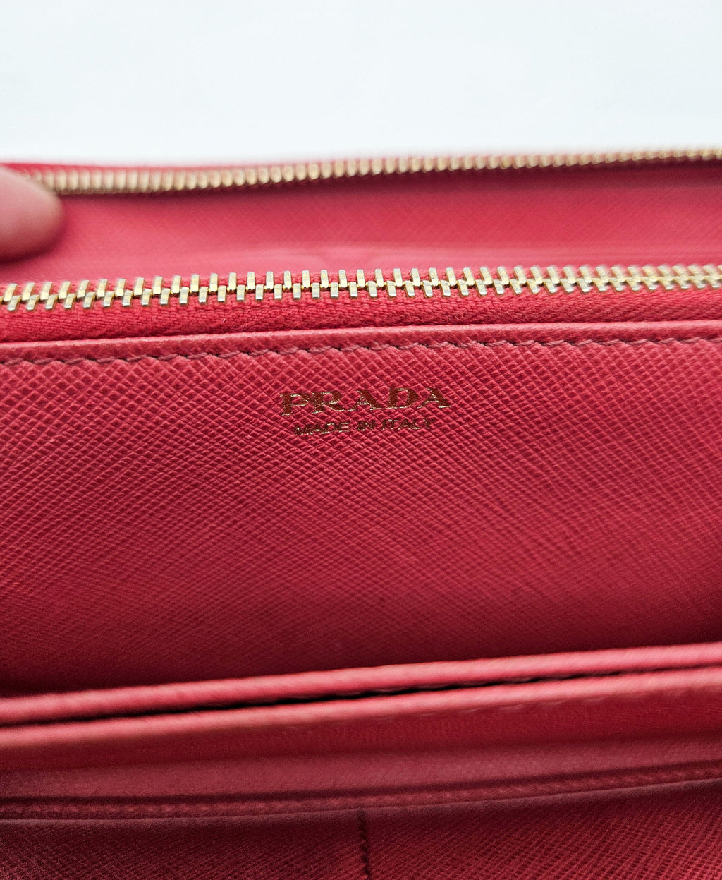 Cartera con cremallera Prada en piel Saffiano