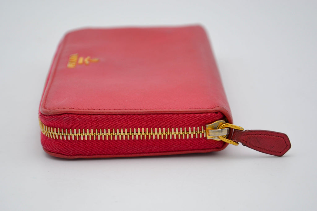 Cartera con cremallera Prada en piel Saffiano
