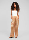 An'ge – Pantalon Presley Pirimini Ble, mannequin femme de face, top blanc et pantalon fluide à motifs