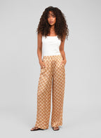 An'ge – Pantalon Presley Pirimini Ble, mannequin femme de face, top blanc et pantalon fluide à motifs