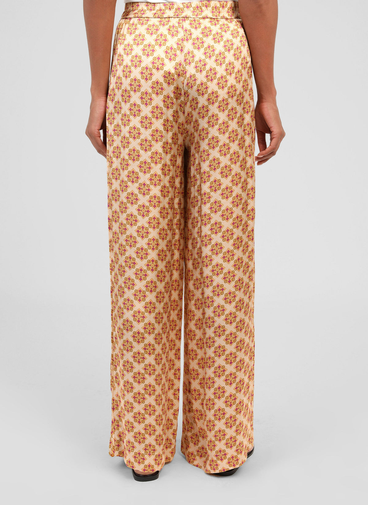 An'ge – Pantalon Presley Pirimini Ble, pantalon fluide à motif géométrique porté de dos par un mannequin