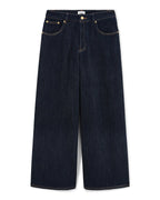Vaqueros anchos confeccionados en denim azul oscuro 100% algodón y corte recto entallado, diseñados para adaptarse perfectamente a todas las morfologías femeninas.